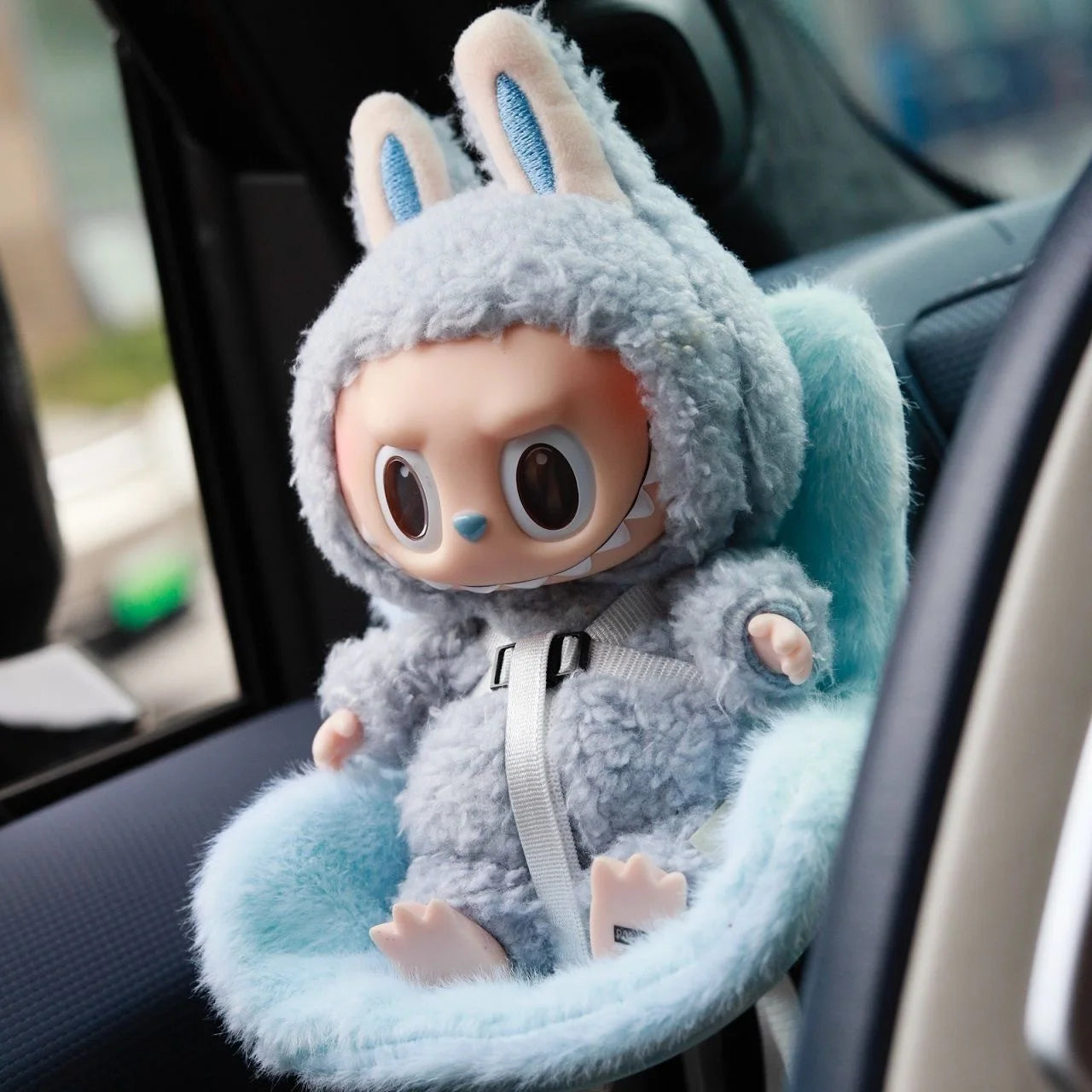 Labubu Car Safety Seat for 15–17cm Dolls – Kawaii Air Vent Accessory & Aromatherapy Clip