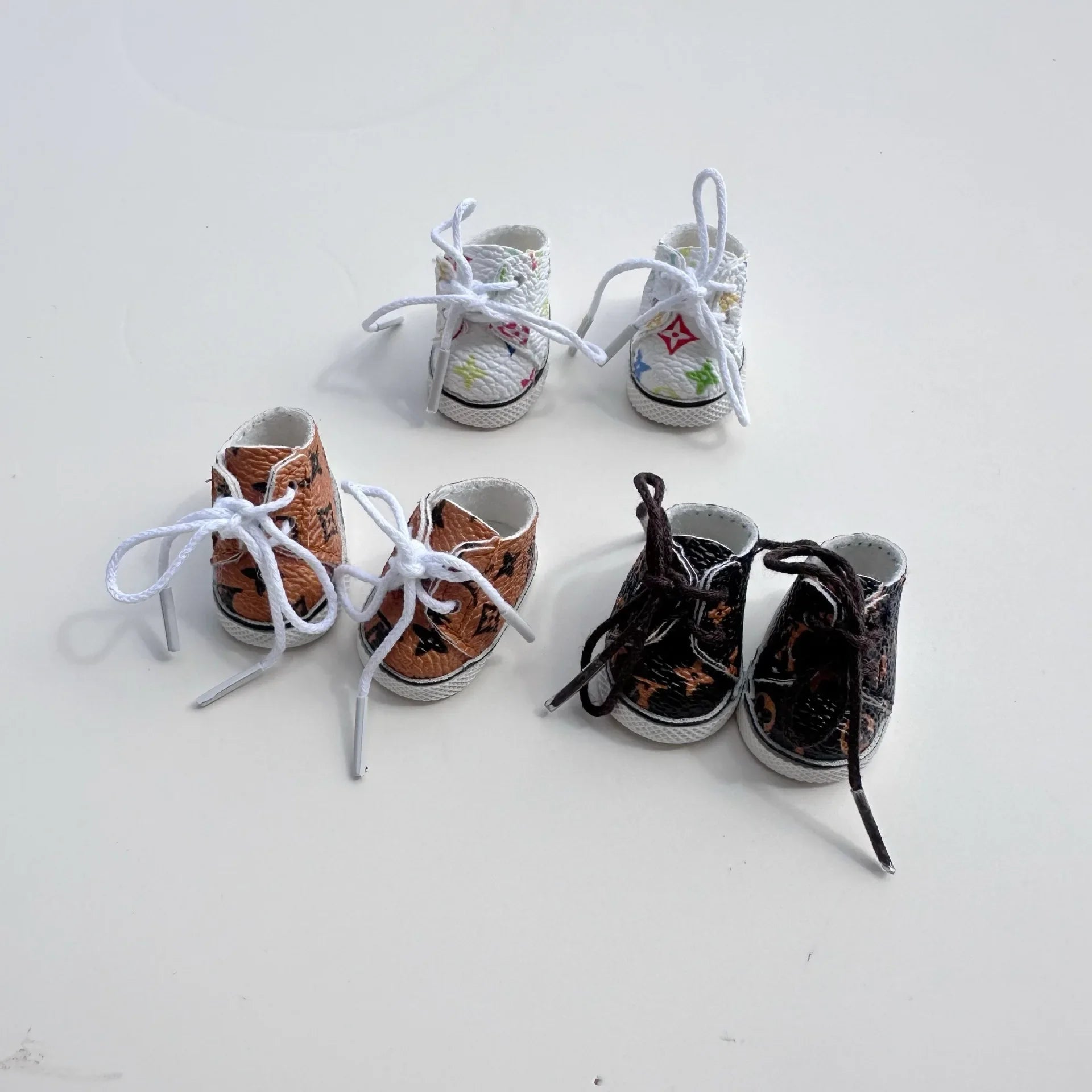 Shoes only] 17CM LABUBU doll shoe pendant Labubu accessories big-name printed lace-up sneakers tide