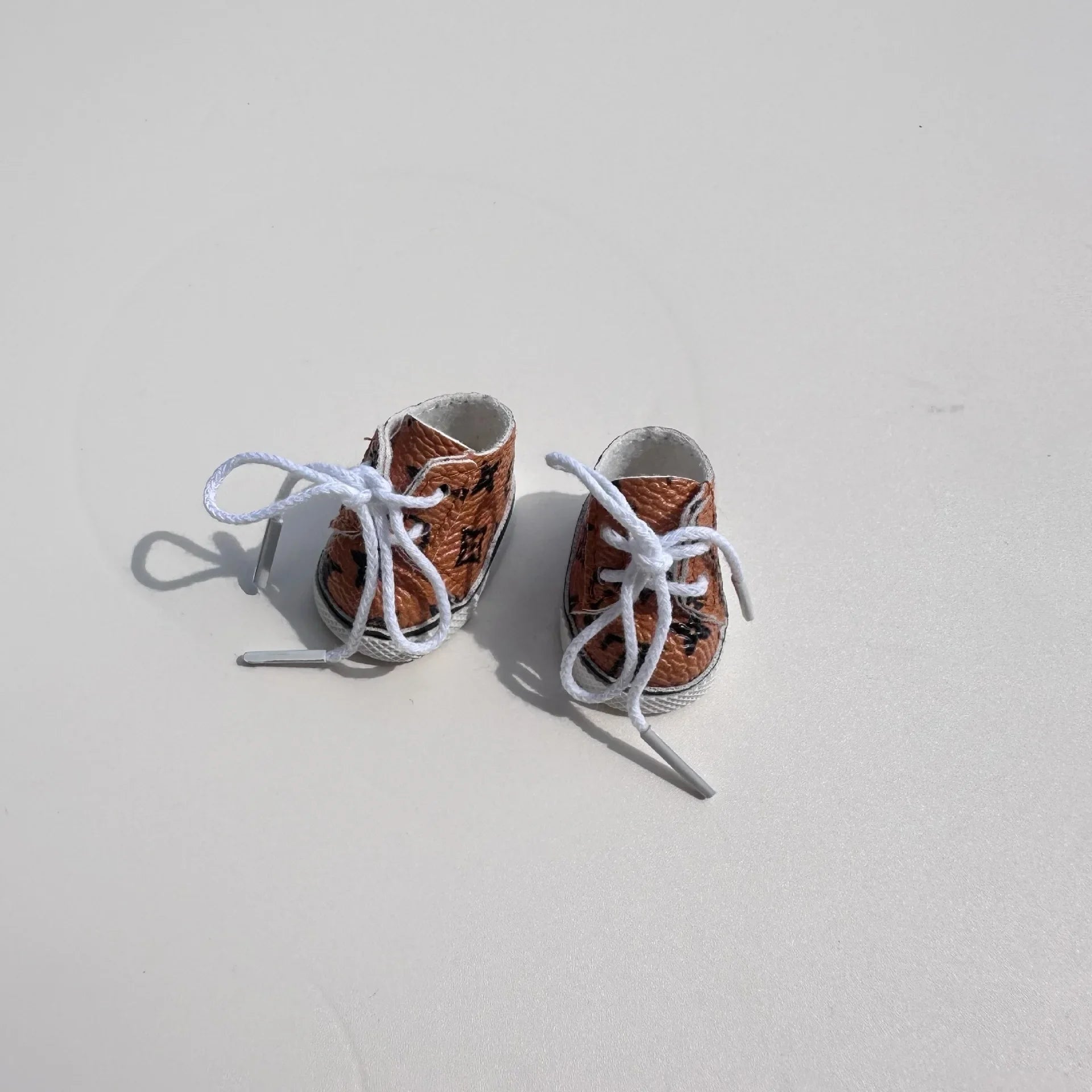 Shoes only] 17CM LABUBU doll shoe pendant Labubu accessories big-name printed lace-up sneakers tide